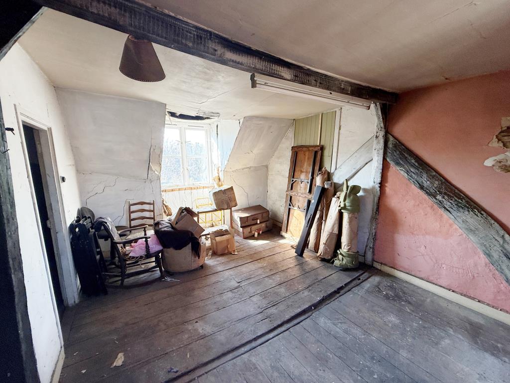 Lot: 114 - MID-TERRACE HOUSE FOR REFURBISHMENT IN DESIRABLE LOCATION - Attic room